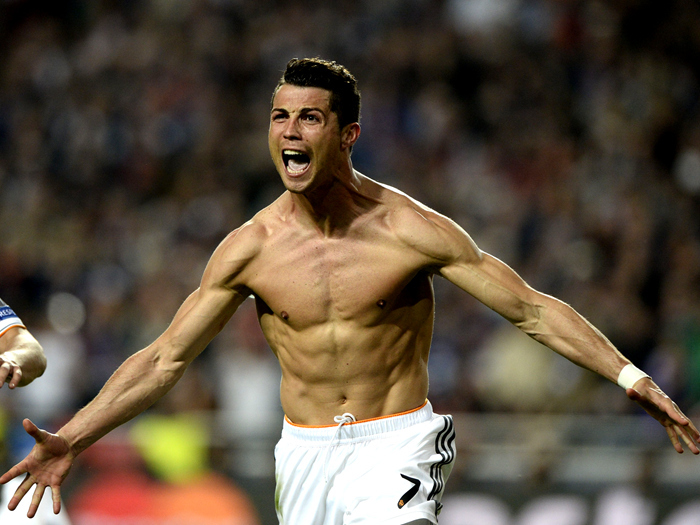 咪咕前方！@胡金秋21 手持冠军鼎登场，@浙江广厦篮球俱乐部 新赛季出征仪式