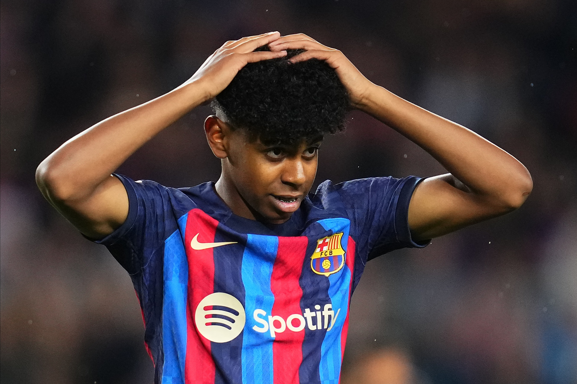 北京男篮在俱乐部杯首战惨败，内线劣势明显，外援表现疲软，青岛男篮以较大优势取胜。