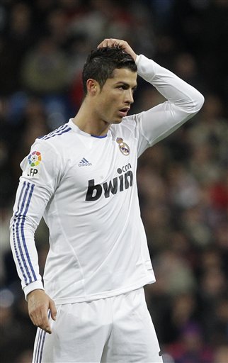 青训小将破门后被队友高高举起